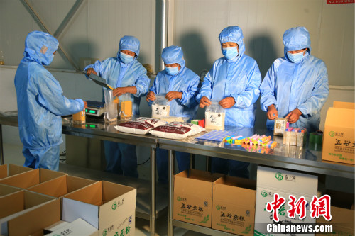 麦上客的工人正在包装产品。