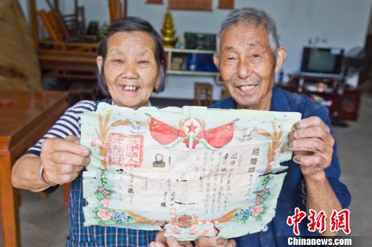 八旬夫妻相濡以沫63年 诠释质朴爱情故事(图)