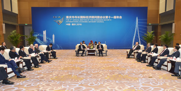 杨帆) 9月24日,市委书记孙政才会见了韩国SK集团董事长崔泰源,就进一步深化双方合作进行了交流。 孙政才说,SK海力士重庆项目从签约到投产,仅用了短短一年多时间,创造了重庆海力士速度。投产两年来,项目进展顺利、发展快速,对重庆打造完整的集成电路产业链发挥了积极作用。重庆发展集成电路产业,有需求、有市场,有基础、有条件。SK集团与重庆合作空间巨大、前景广阔。希望双方深化合作、拓宽领域,推进在技术研发、电子信息和天然气化工等方面的务实合作。 崔泰源表示,SK集团愿进一步加强与重庆的合作,实现互利共赢。 市