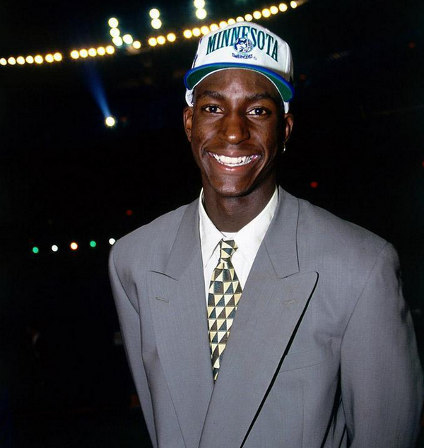 　　加内特成为NBA历史上首位在20岁以下被选中的高中生