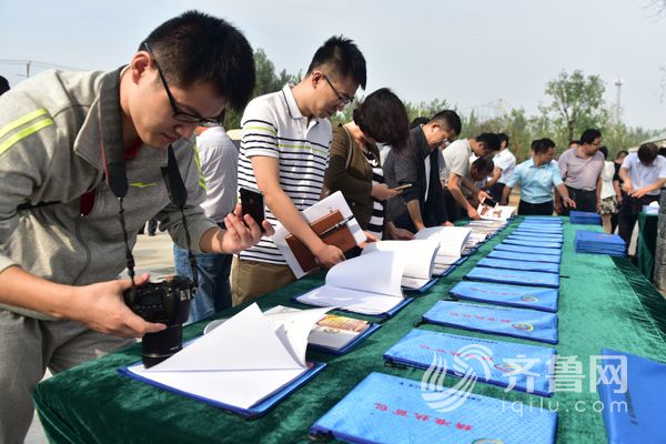 图为观摩团在沂南孙祖镇栗林村调研"六个一"扶贫工程.