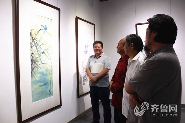 郭晓图先生向众艺术家介绍作品《沙湖一角》