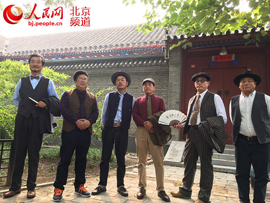 后海八爷着英伦复古服闪亮登场，惊艳全场。人民网 鲍聪颖摄