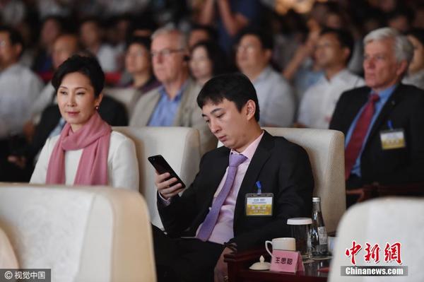 王健林一家三口亮相合肥 国民老公低调玩手机