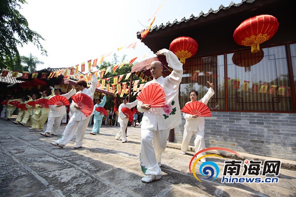 　　2015年南山长寿文化节，当地老年人表演太极拳。资料图