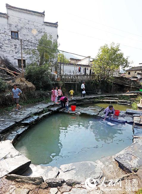 大汜村村民在“日潭”浣洗衣物。（张卫国摄）