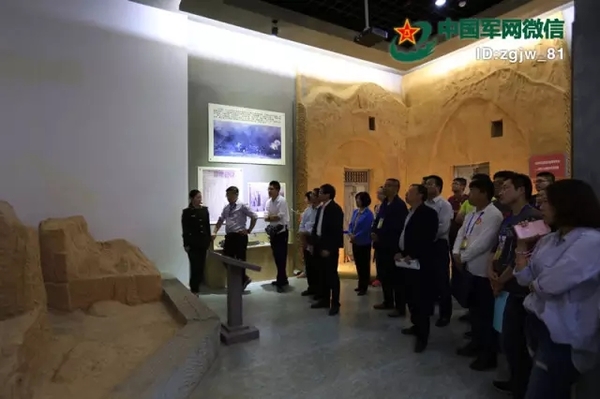 采访团在山城堡战役纪念馆内参观。