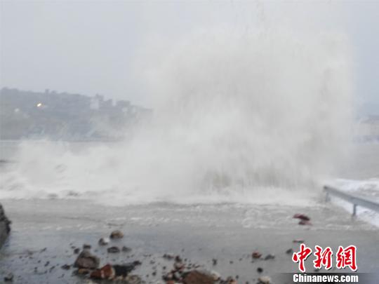 图为:温岭海域出现大浪。 缪荣洪摄