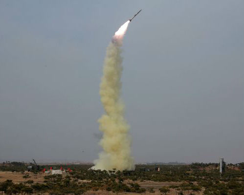 这张朝中社4月2日提供的照片显示的是新型防空火箭试射现场。 （新华社发）
