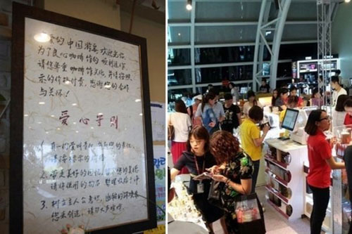 有咖啡馆贴出简体中文告示：请按价付费(左)，显然针对中国游客。（图片来源：《香港经济日报》网站）