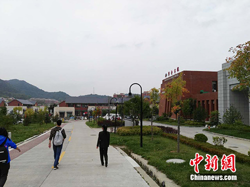 陕甘边革命根据地照金纪念馆周边建立了独具特色的红色文化创意街区。中新网记者 宋宇晟 摄