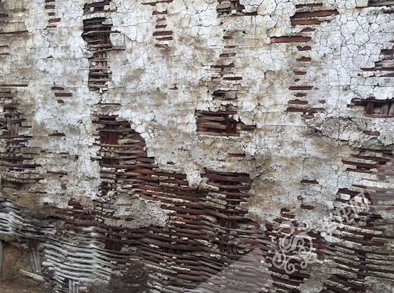 斑驳的墙面都是历史遗留的痕迹。记者 祝可 摄