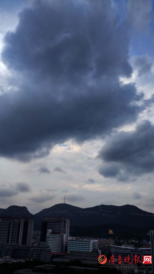 济南实拍：东北风劲吹 乌云擦着千佛山顶飞  齐鲁晚报 记者  周青先 摄