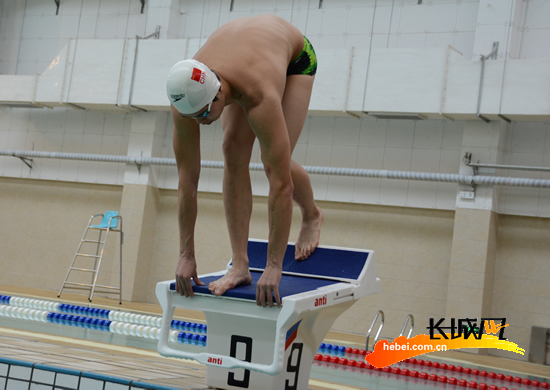 河北籍国家游泳运动员郝运在训练中。扈炜 摄