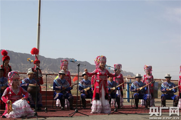 　　运动会开始前，乌恰县歌舞团的演员们表演了《阿肯弹唱》和柯尔克孜族神话史诗《玛纳斯》。（胡少武 摄）