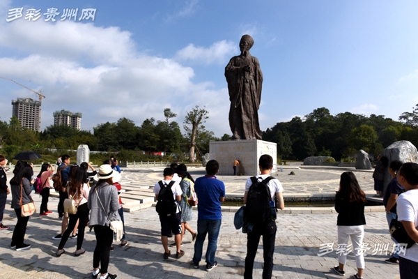 中国阳明文化园主广场上，王阳明铜像静静矗立