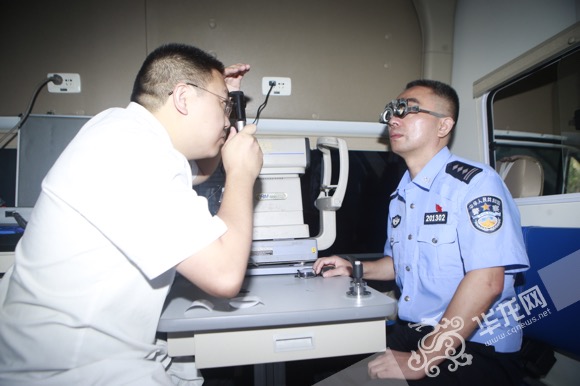 爱心企业的视力专家为罗建检测视力。 首席记者 李文科 摄
