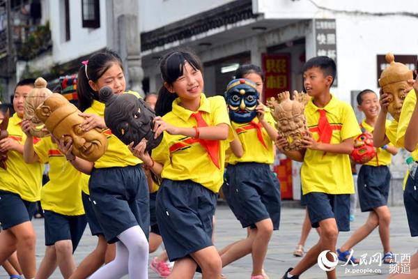 67名学生以傩舞形式摆出各种造型，喜迎国庆67周年。（程新德/摄）