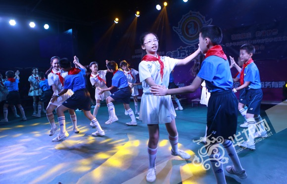 孩子们载歌载舞喜迎佳节。 首席记者 李文科 摄