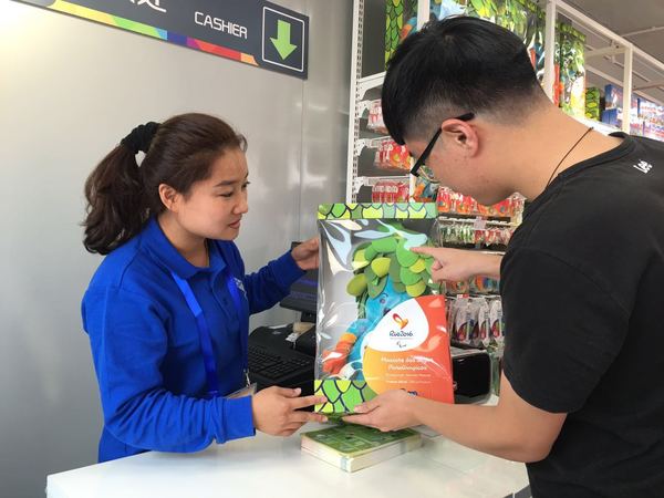 游客在线下体验店问询“北京礼物”相关信息。
