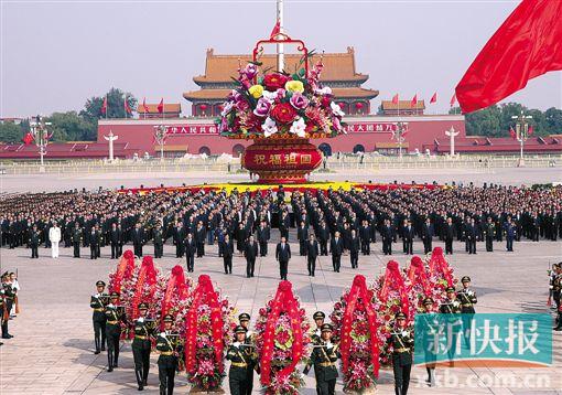 习近平在烈士纪念日向人民英雄敬献花篮