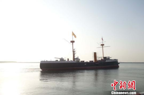 10月1日，“致远”纪念舰离开丹东港，被拖航至浪头港。　张颖摄