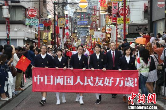 图为横滨山手中华学校的师生们参加中华街区内的盛大游行。　尹法根 摄