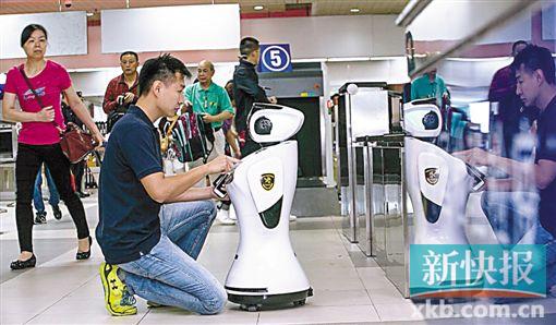 ■机器人正在回答旅客问题。