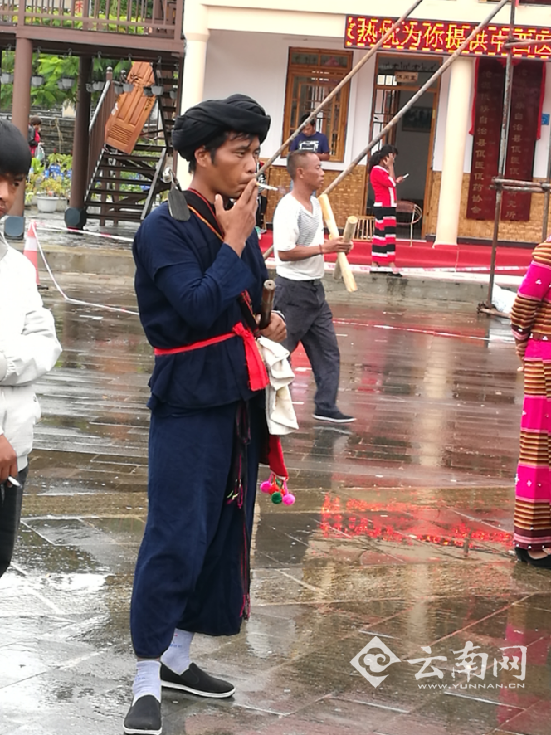 身着传统服饰的佤族男子 摄影 田源