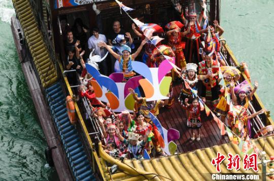 图为柳州国际水上狂欢节大巡游。　黄威铭　摄