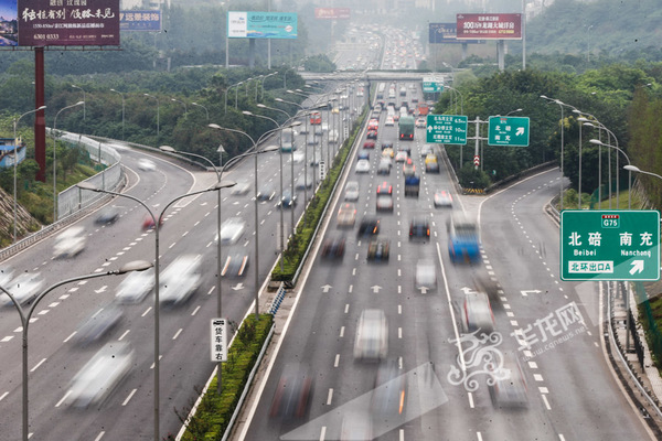 10月7日下午，长时间曝光的照片显示，内环高速北环立交附近车流量较大。记者 石涛 摄