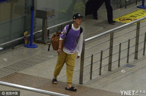 陈冠希机场踩拖鞋率性十足 车库脱外套煲烟过