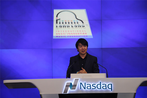 郎朗第三次敲响纳斯达克开市钟 为基金会庆典