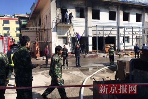十里河建材城，消防人员在作业。新京报记者王飞摄