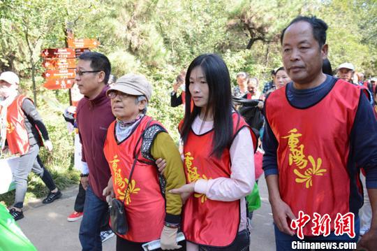 苏北3万民众扶老携幼参加全国重阳登高健身大