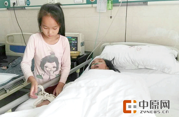 9岁女孩坚守病房照顾重病妈妈 帮帮这个单亲家