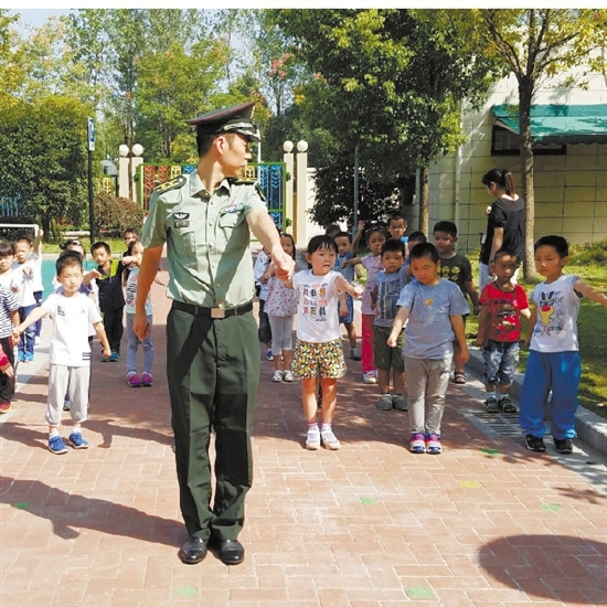 立正、稍息、跨立、齐步走大家都是合格的小