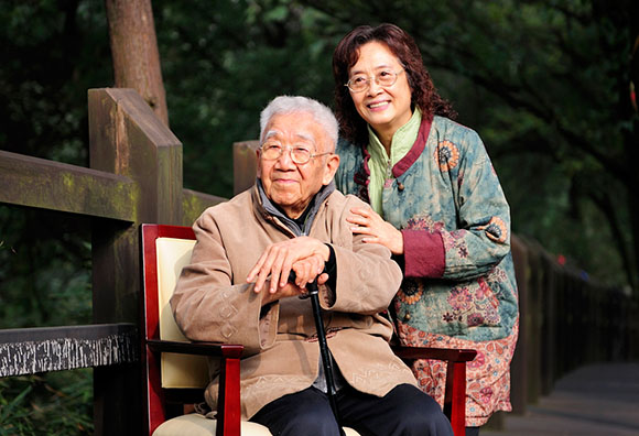 庄奴和妻子邹麟。图片来自网络