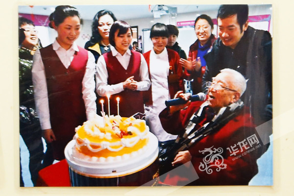 2014年2月，庄奴先生93岁寿辰时在青杠老年护养中心过生日。记者 石涛 翻拍