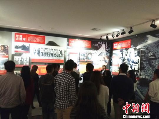 四川纪念红军长征胜利80周年主题图片展吸引社会各界观展