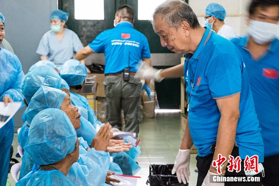 图为柬埔寨华侨志愿者韩一丰与病人交流。中新社记者 洪坚鹏 摄