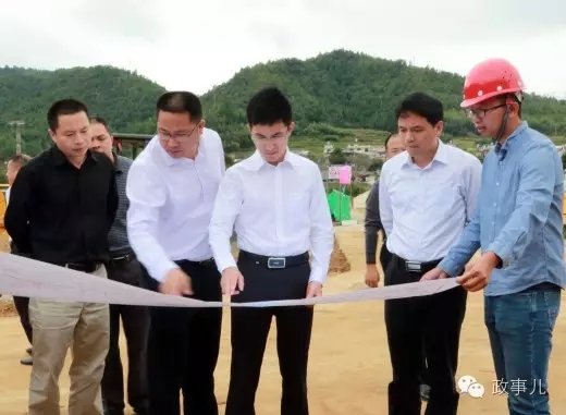 10月10日,王波(左三)调研交通项目建设工作。