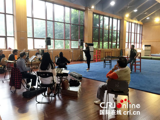 演员们在排练 摄影:程旻