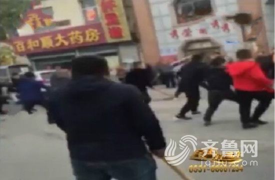 袁庄社区的门前持棍械斗场面（视频截图）