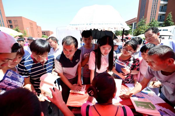 2016年6月25日，河南考生和家长在河南师范大学新联学院进行高招咨询。新华社发