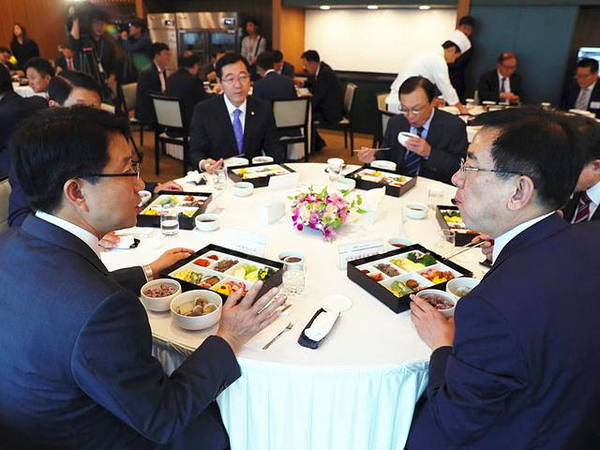 　　​资料：9月27日，仁川国际机场负责人陪同韩国国会审计组成员吃盒饭套餐，套餐价格为22美元。（图片来源：新华/法新）