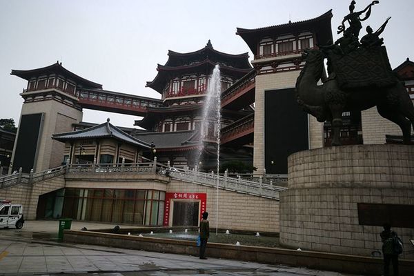 昨日参观了位于古丝绸之路起点唐代长安城西市遗址的"大唐西市博物馆"