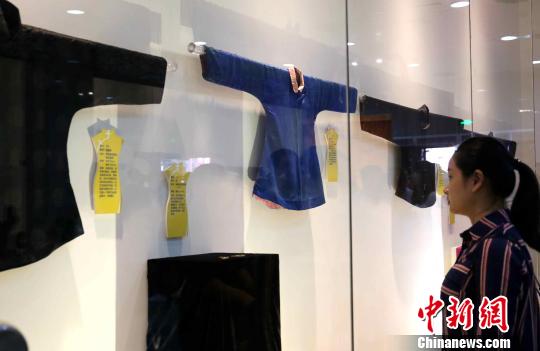 “厦门北站海上丝绸展览馆”陈列120多件古代服饰。　陈悦　摄