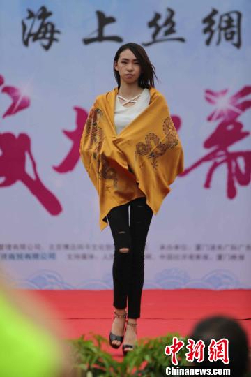 模特展示以中国传统纹饰元素设计的丝巾。　陈悦 摄