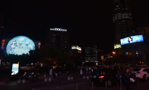 护舒宝攻占大屏吸睛无数